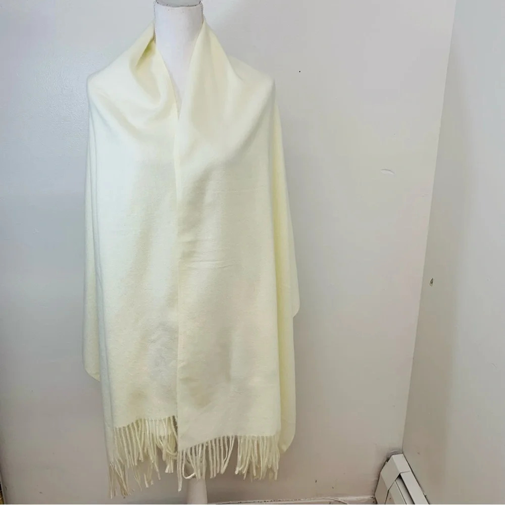 Pretty Persuasions Scarf Wrap Shaw  Cream Fringe Boho Soft  Cozy  28"X 72"‎